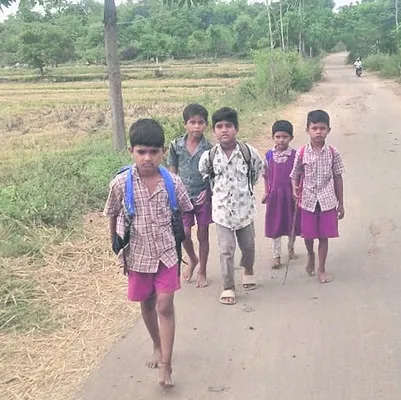 కాలినడకన బడికి!