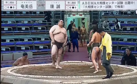 Tiny sumo boy, Aged 16 beats wrestler more than twice his size and age in stunning video