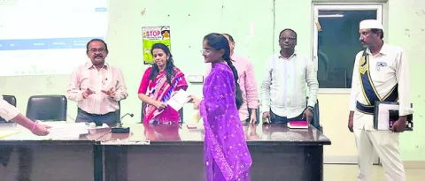 వార్డు ఆఫీసర్లకు ట్యాబ్‌లు 