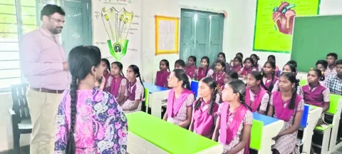 విద్యార్థులు చదువుపై దృష్టి సారించాలి 