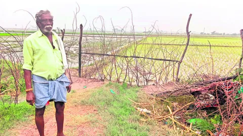 పొలంలోకి వెళ్లనీయకుండా అడ్డుకుంటున్నారు! 