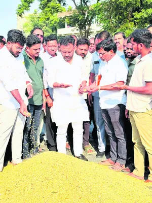 సోయా రైతులను ఇబ్బందులు పెట్టొద్దు