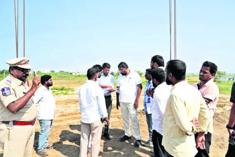 ఆస్పత్రి నిర్మాణంలో వేగం పెంచండి 