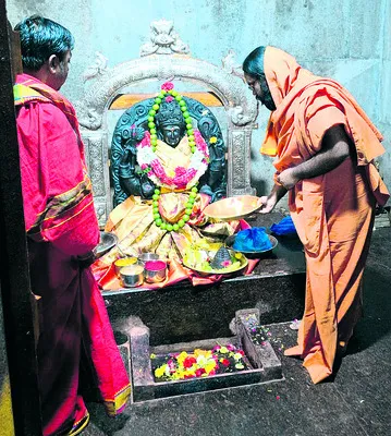 కొలనుభారతి పూజార్లపై చర్యలు తీసువాలి