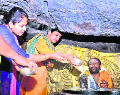 సోమేశ్వరాలయ అభివృద్ధికి కృషి