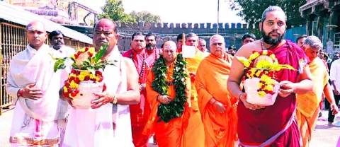 మల్లన్న సేవలో జగద్గురు పీఠాధిపతి 