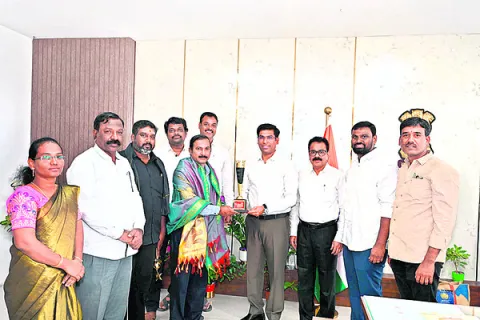 అన్ని రంగాల్లో రాణించాలి 