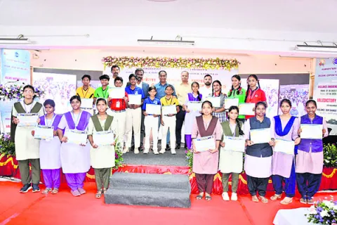 ఉద్యోగులు అంకితభావంతో పనిచేయాలి 