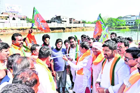 కొలనులో బీజేపీ పడవ ప్రయాణం