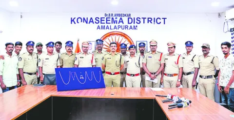 చైన్‌లు తెంపి.. చెంగున ఉడాయించి.. 