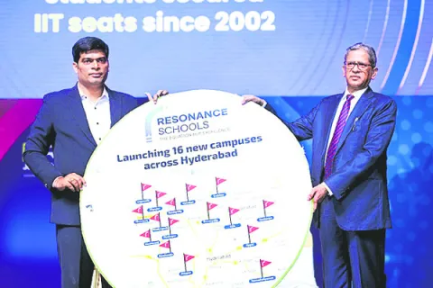 విద్యార్థులు సోషల్‌ మీడియాకు ఆకర్షితులు కావొద్దు 