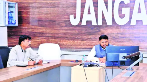 అధికారులు క్షేత్రస్థాయిలో పర్యటించాలి