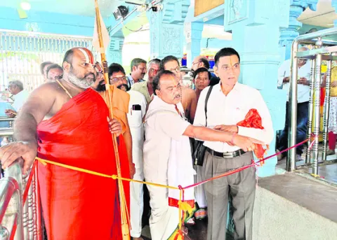 ప్రదక్షిణ మార్గం నుంచే ఆలయంలోకి వెళ్లాలి 