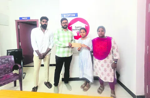 గిరిజన విద్యార్థినికి ‘సఖి’ చేయూత