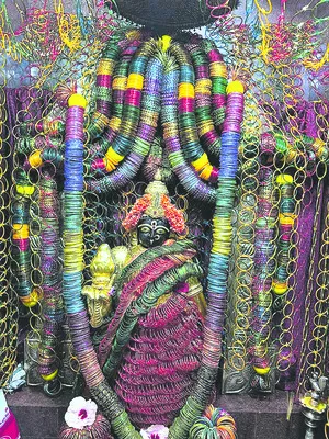 ● అమ్మ రూపం..  లక్ష గాజుల వైభవం..