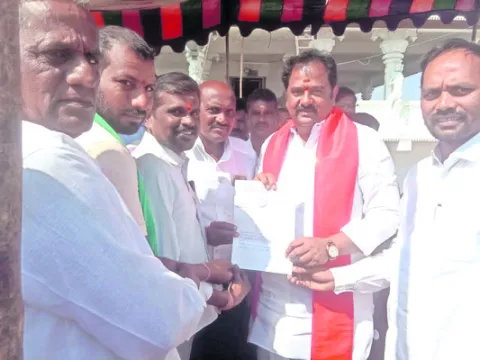 సీసీ రోడ్డుకు నిధులు కేటాయించాలి