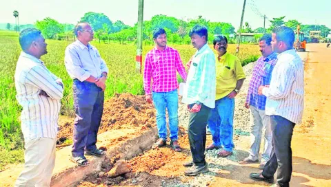 రోడ్డు పనులు త్వరగా పూర్తి చేయాలి