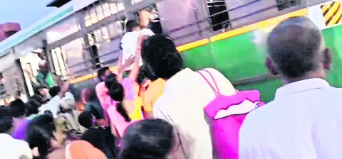  సీట్ల కోసం పాట్లు 