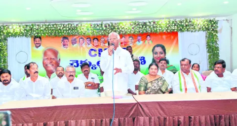 వాటాల కోసమే బయటకు వచ్చిన కవిత