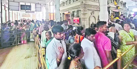 రత్నగిరికి భక్తుల తాకిడి