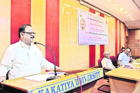 జర్నలిస్టులు విలువలు పాటించాలి