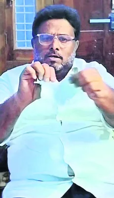 సీఎంఆర్‌ఎఫ్‌ చెక్కును  చింపేసిన సీడీసీ చైర్మన్‌
