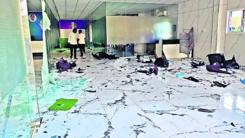 అరాచక శక్తుల ‘పురం’ 