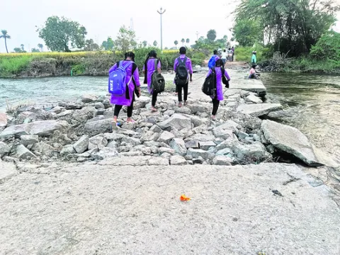 బండరాళ్లను  దాటుకుంటూ బడికి..
