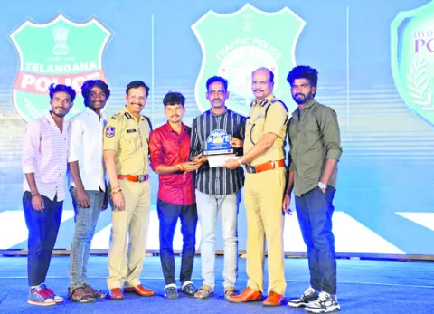 ‘పల్లెటూరి కురాళ్ల’కు ప్రశంసలు 
