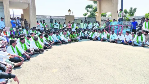 కలెక్టరేట్‌ ఎదుట రైతుల మహాధర్నా