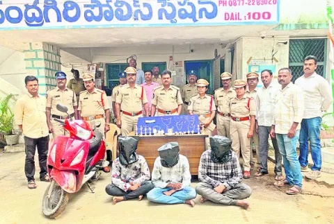 తాళం వేసిన ఇళ్లే టార్గెట్‌