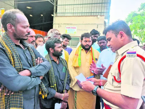 తూకంలో తేడాలున్నాయని రైతుల ఆందోళన