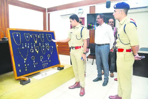 తాళాలు వేసిన ఇళ్లే టార్గెట్‌ 