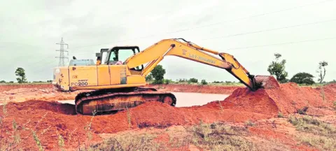 అక్రమంగా మొరం తవ్వకాలు 