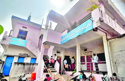 చేయి తడిపితేనే.. పనులు