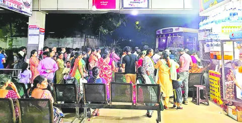 గంటలకొద్దీ జాప్యం.. ప్రయాణికులకు శాపం 