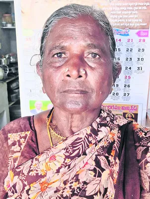 మందులు కొనడానికి పైసల్లేవ్‌
