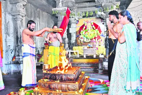 నృసింహుడికి  విశేష పూజలు 
