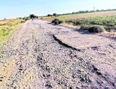 ఊరూరా కష్టాలు.. కన్నీళ్లు!