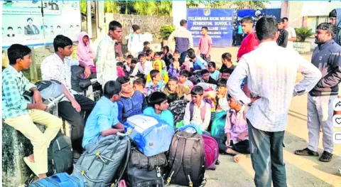 సీవోఈ ఎదుట విద్యార్థుల ఆందోళన