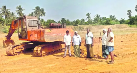 తవ్వేయ్‌.. తరలించేయ్‌ 