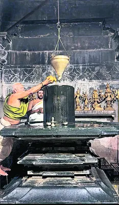 రుద్రేశ్వరస్వామికి అభిషేకాలు
