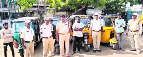 ఔటర్‌ రింగ్‌ రోడ్డులో ఆటోవాలాల స్టంట్లు 