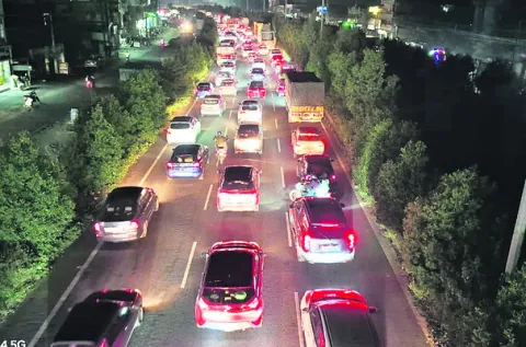 హైవేపై  వాహనాల రద్దీ
