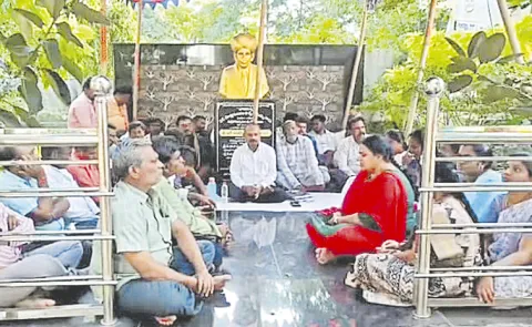 EE Nageswara Rao in dharna in SE office