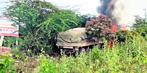 ట్రాన్స్‌ఫార్మర్‌ను ఢీకొని లారీ దగ్ధం