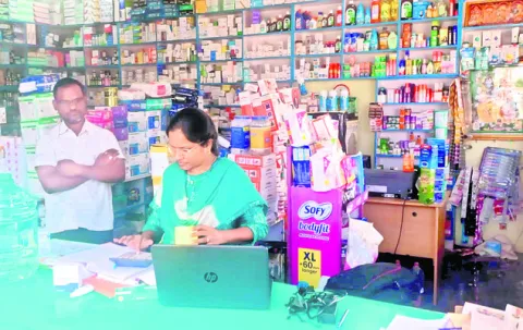మెడికల్‌ షాపుల్లో ఆకస్మిక తనిఖీ
