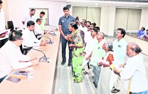 ఫిర్యాదులను సత్వరం పరిష్కరించాలి 