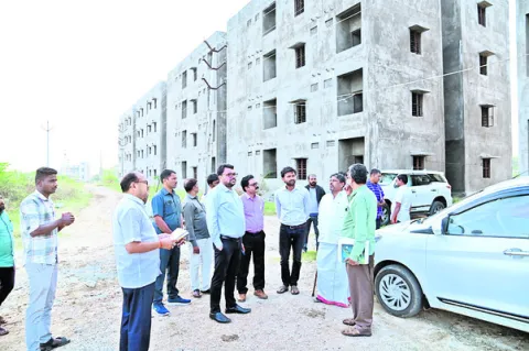 డబుల్‌ బెడ్రూం ఇళ్ల పనులు పూర్తిచేయాలి 
