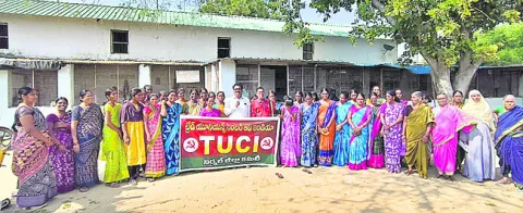 బీడీలకు సరిపడా తునికాకు ఇవ్వాలి